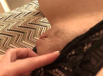 A fan wants to pound my pussy. Any other fans think it be fun ? 