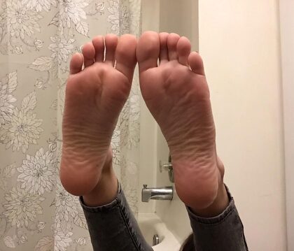 Auf meinem Badezimmerboden liegen wie ein verdammter Verrückter, der Fotos von meinen Füßen macht.Warum mache ich das?Lol