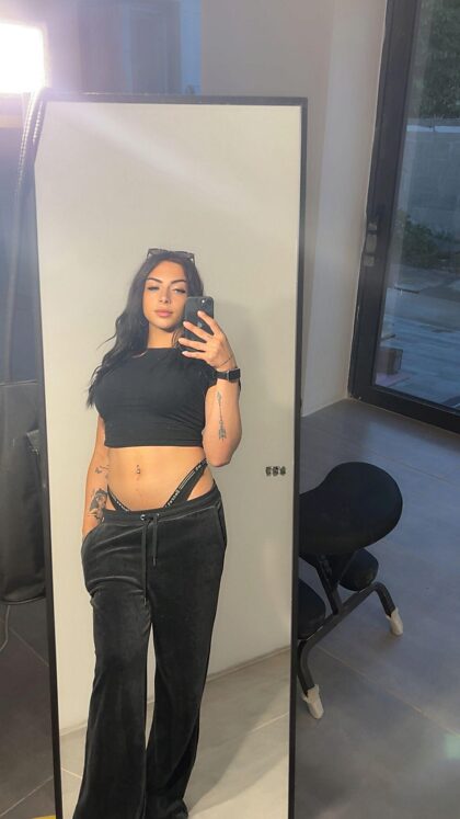 Әдемі брюнетка қазірдің өзінде ыстық жыныстық қатынасқа түсуді қалайды