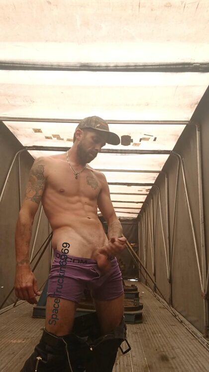 Эротикалық видео: Дәретханада тазалықшы әйелді былғады