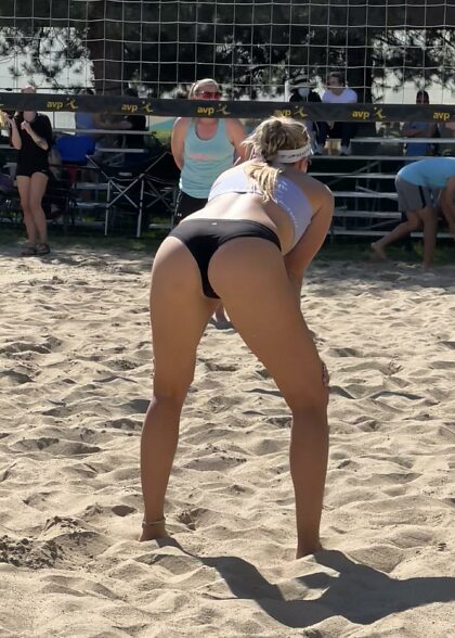Regarder ce tournoi de volleyball de plage en personne n'a pas été nul.