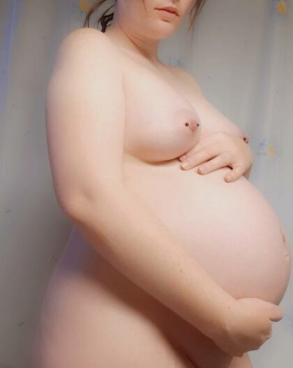 Adoro que minha esposa exibicionista ainda goste de se exibir grávida.