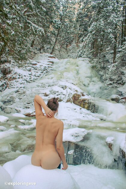 Wie fesselnd ist dieser mystische gefrorene Wasserfall?!