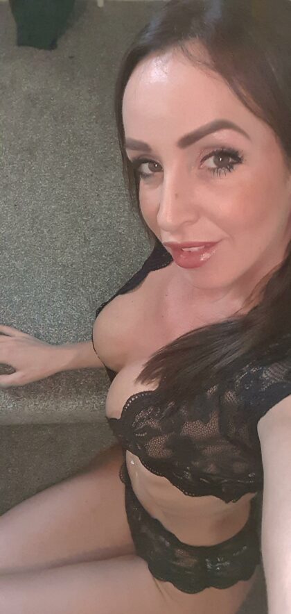Still showing it all off at 41! Should I continue??