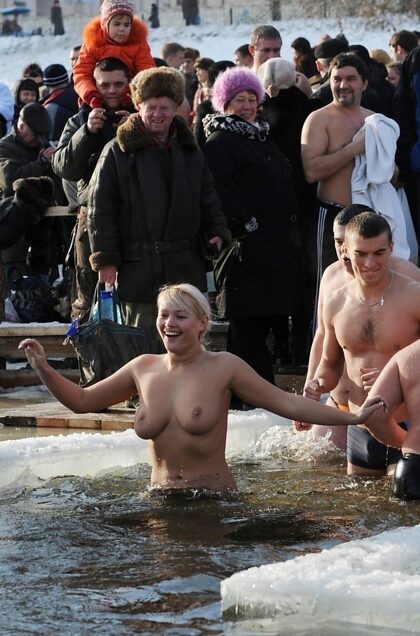 Украинская православная верующая погружается в ледяную воду во время празднования Крещения Господня в Киеве, 19 января 2009 г.