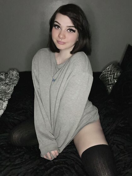 Große Pullover + halterlose Strümpfe machen mich glücklich :)