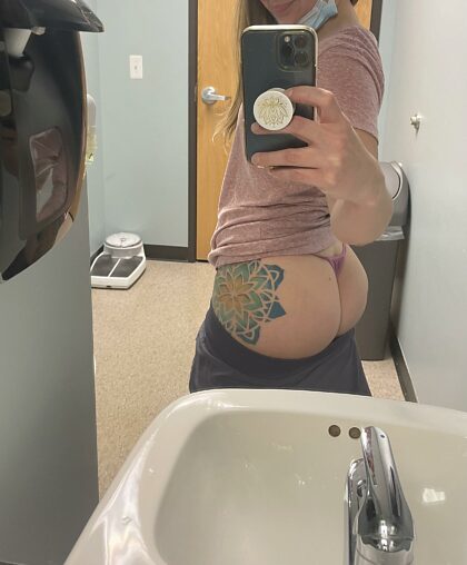 I know you want to spank me☺️(f)