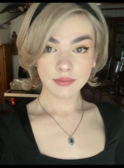 Hello all! I’m new to this sub so I just wanted to post a selfie as my first! I’m excited to meet you all here! 