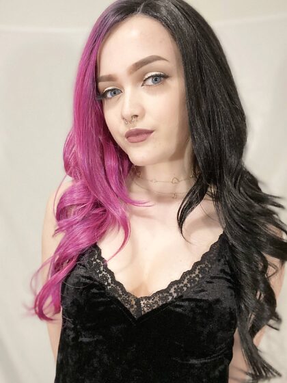 Can i be your smol tiddy goth gf?