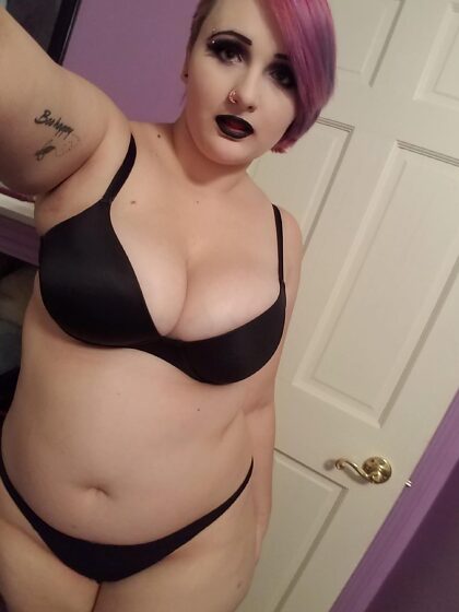 chubby goth girls are cute, right?