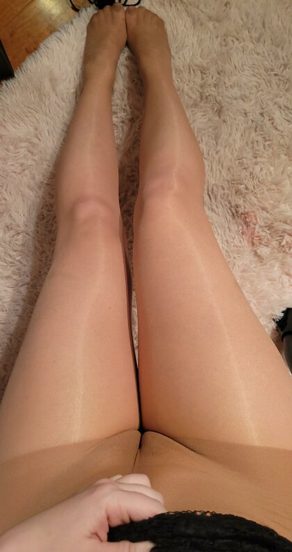 Nylon toes and pantyhose right between the lips 