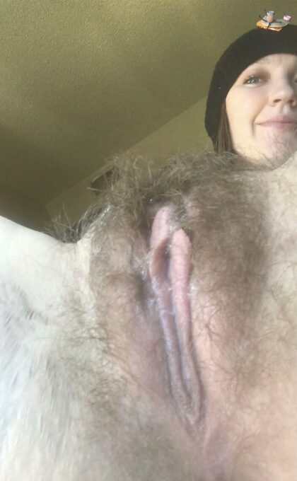 I love showing you my hairy pussy (: