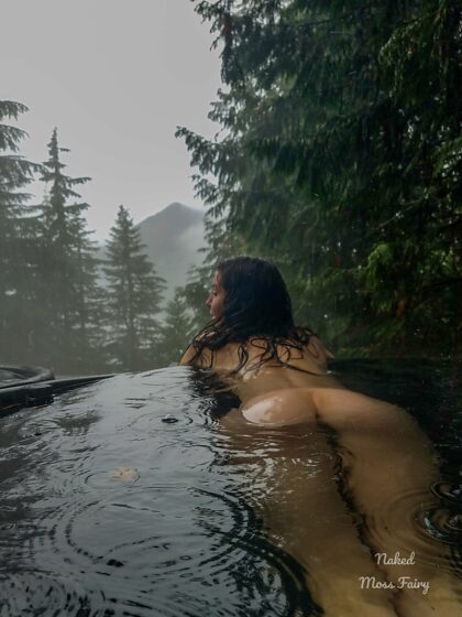 O contraste da chuva fria beijando minha pele enquanto estou mergulhada em uma fonte termal me dá arrepios no corpo