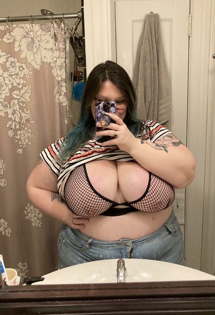 Happy weekend from this chubby alt girl 
