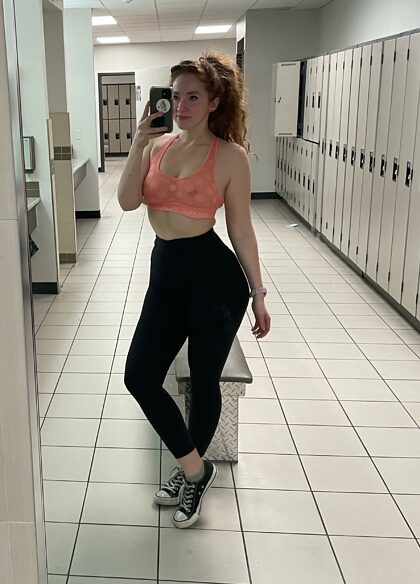 Lässiges Fitnessstudio-Selfie