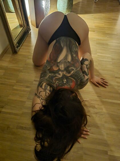 Доброе утро, я решила показать вам, как выглядит моя татуировка, когда вы берете меня сзади
