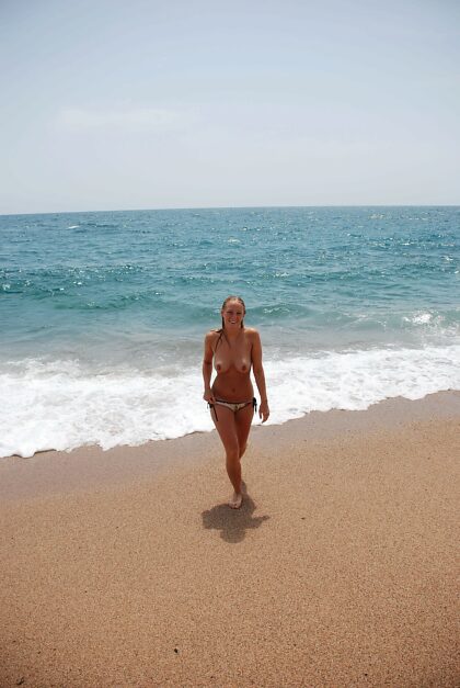 Jedes Abenteuer ist für mich Strandzeit.Am glücklichsten ist es, wenn ich Sonnenschein auf meiner Haut habe :)