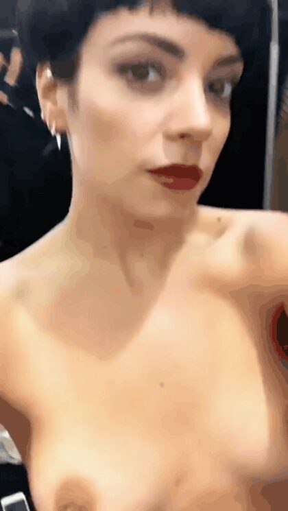 Vidéo seins nus de Lily Allen à ses fans