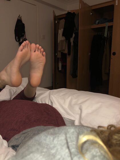 Upvote if you’d do stuff to my feet 