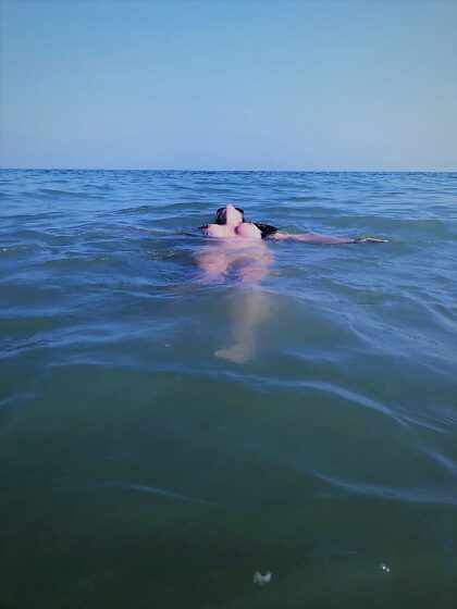 nackt an einem öffentlichen Strand schwimmen
