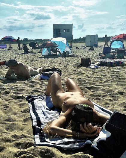 Esposa relaxando na praia de Gunnison.