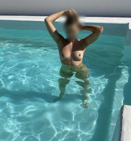 My first time in a pool naked!