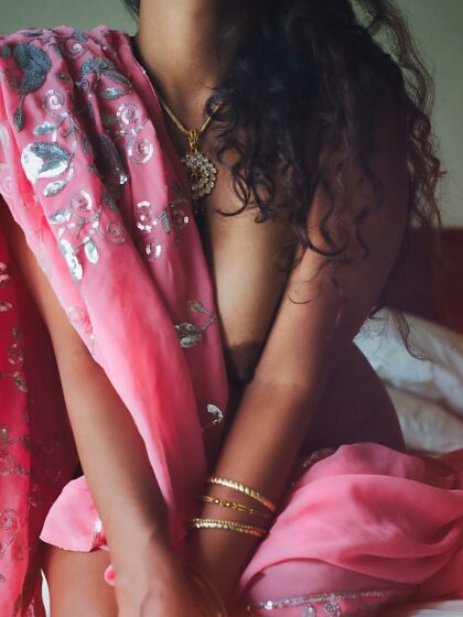 Vamos a follar mientras estoy usando sari