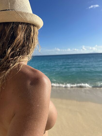 ¿A quién más le encanta pasar la tarde del domingo desnuda en la playa disfrutando de un chapuzón desnudo en las olas?