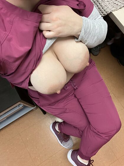 Ihre Krankenschwester wünscht Ihnen einen schönen Titty Tuesday