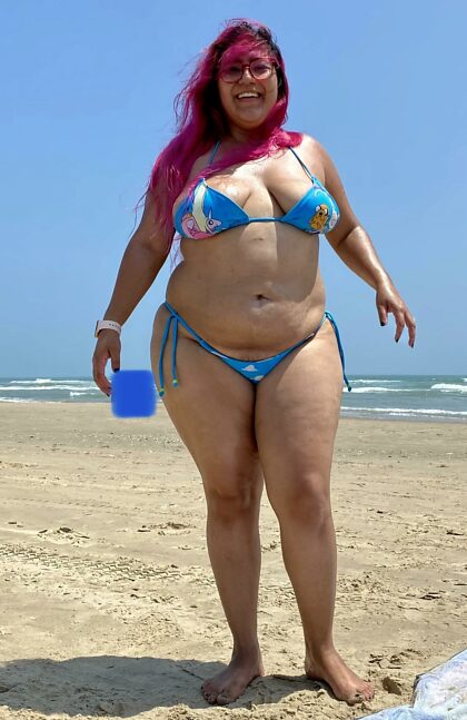 Впервые показала свое тело на пляже.