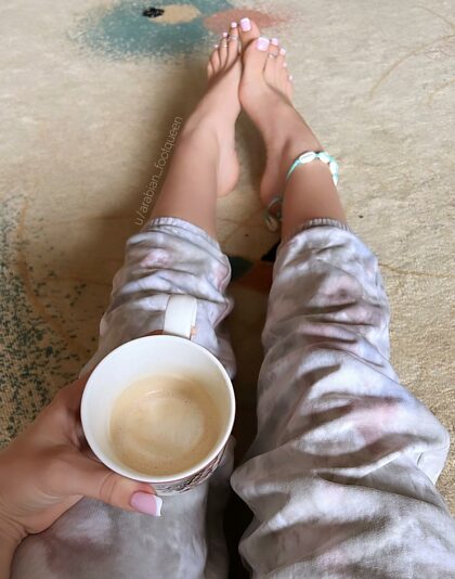 Sucer mes orteils pendant que je prends mon café du matin ?