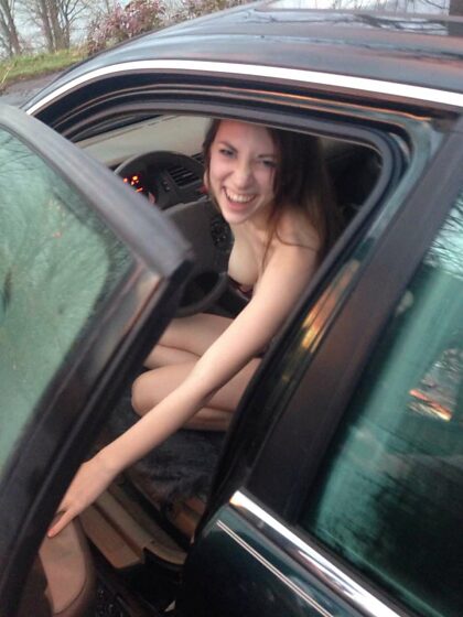 Surprise nue dans sa voiture