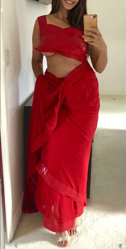 Sari underboob should be a new trend...