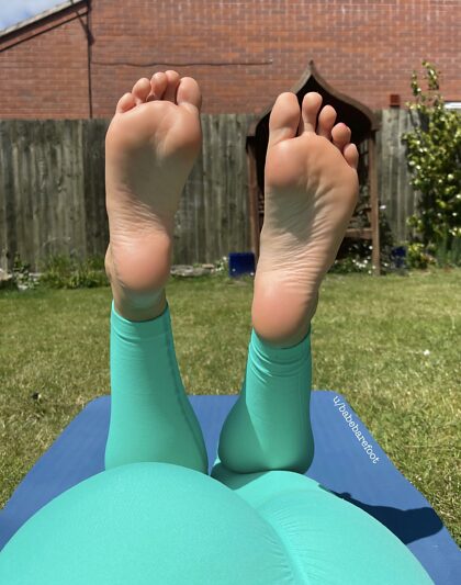 Schwitzige Yoga-Füße.