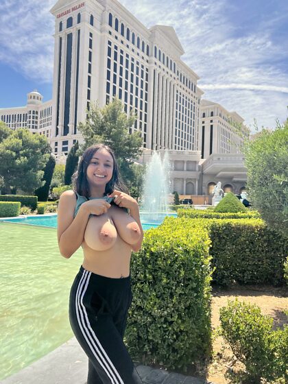 Mostrando meus peitos em Vegas