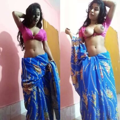 Les seins de la petite amie indienne exposés
