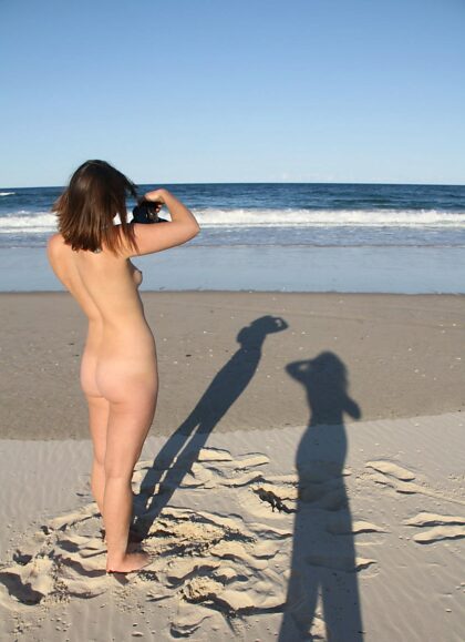 Nackt am Meer mit zwei Schatten
