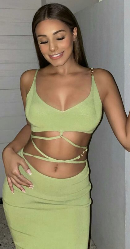Обтягивающее зеленое платье