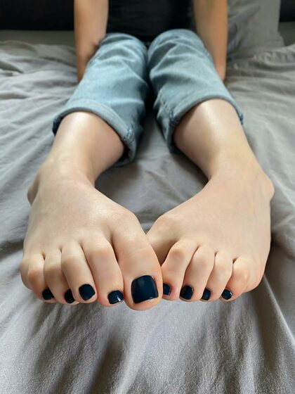 Who likes perfect symmetrical toes?