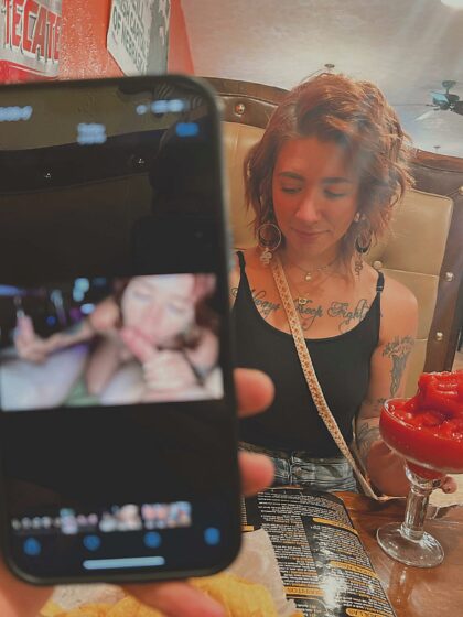 Elle a l'air si mignonne et innocente, mais mon téléphone dit le contraire