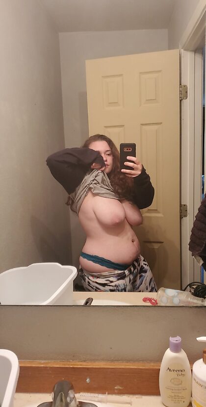 Voici un selfie miroir gênant que j'ai pris plus tôt car je suis toujours consciente de mon poids et je vérifie constamment si j'ai fait des progrès