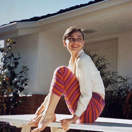 Audrey Hepburn genießt die Sonne im Jahr 1958