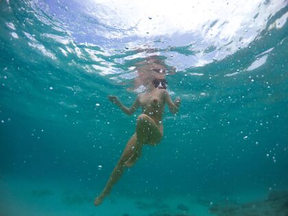 Ich habe meinen Bikini im Meer verloren, als ich dieses Foto für dich gemacht habe!Ich hoffe, du zeigst diesem Bild etwas Liebe!