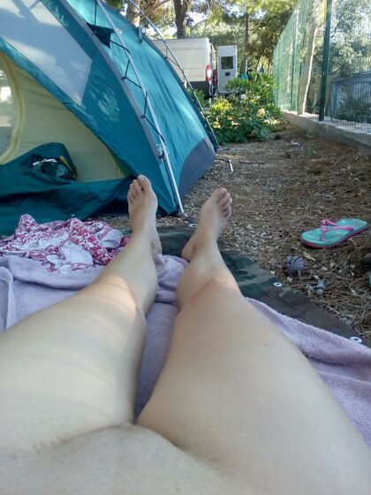Adoro acampar especialmente nua