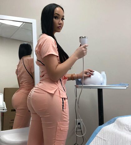 Толстая медсестра на работе!