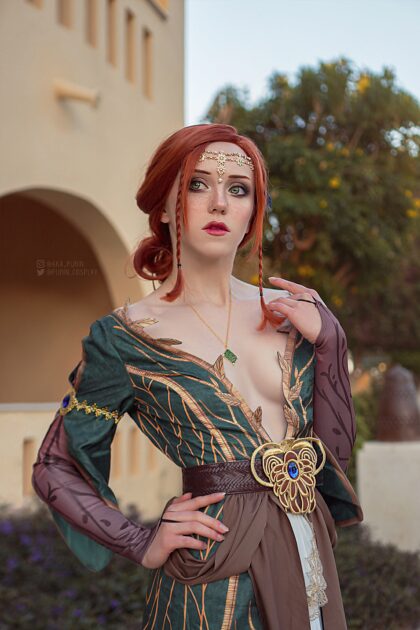 Triss Merigold em cosplay de vestido alternativo da Purin