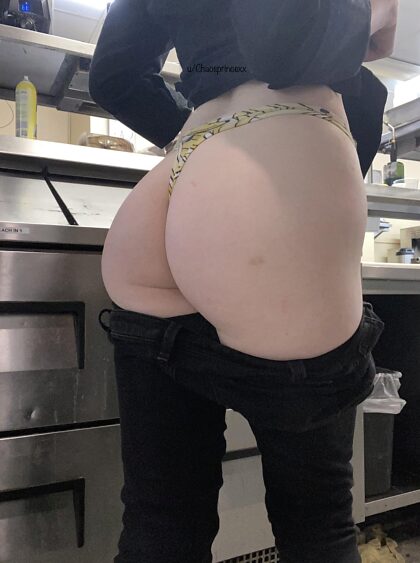 Kitchen booty pic to brighten your Friday(;