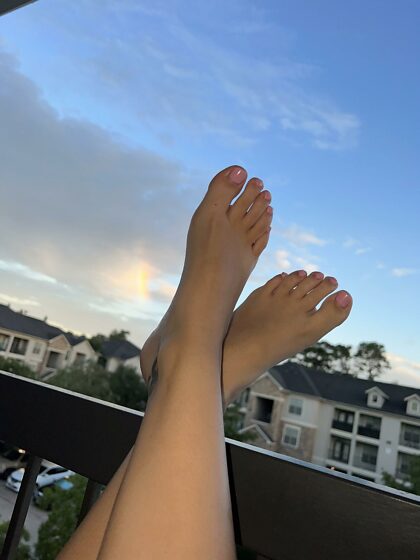 do you like my tiny feet? 
