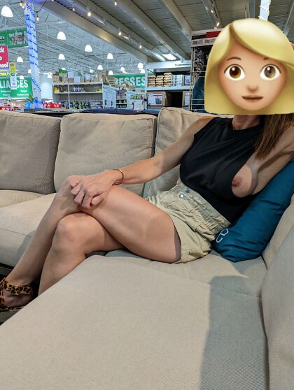 Esposa divertida se exibindo enquanto faz compras