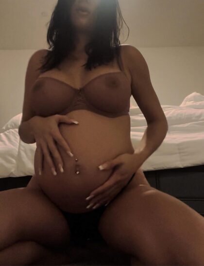 Maman enceinte veut monter un papa ? Qui jouerait avec ces gros seins ?